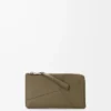 Puzzle lång kortplånbok i klassiskt kalvskinn, mörk khaki Puzzle lång kortplånbok i klassiskt kalvskinn, mörk khaki