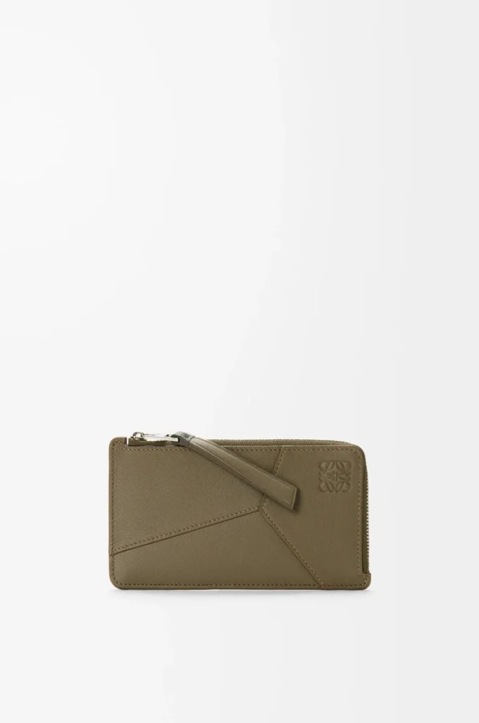 Puzzle lång kortplånbok i klassiskt kalvskinn, mörk khaki Puzzle lång kortplånbok i klassiskt kalvskinn, mörk khaki