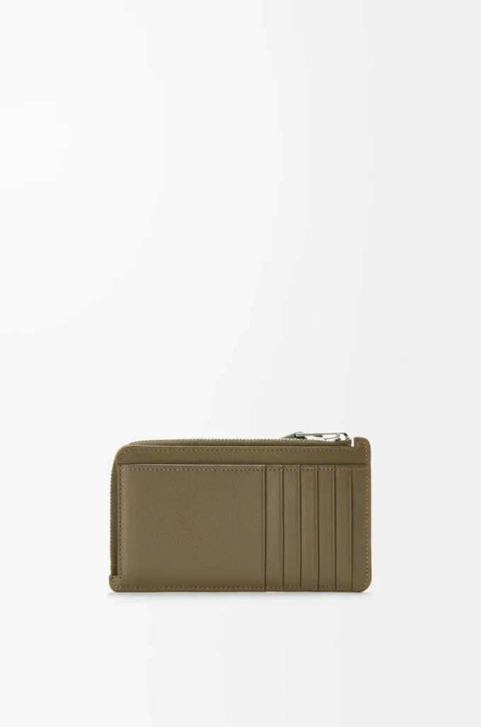 Puzzle lång kortplånbok i klassiskt kalvskinn, mörk khaki Puzzle lång kortplånbok i klassiskt kalvskinn, mörk khaki