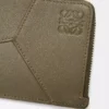 Puzzle lång kortplånbok i klassiskt kalvskinn, mörk khaki Puzzle lång kortplånbok i klassiskt kalvskinn, mörk khaki