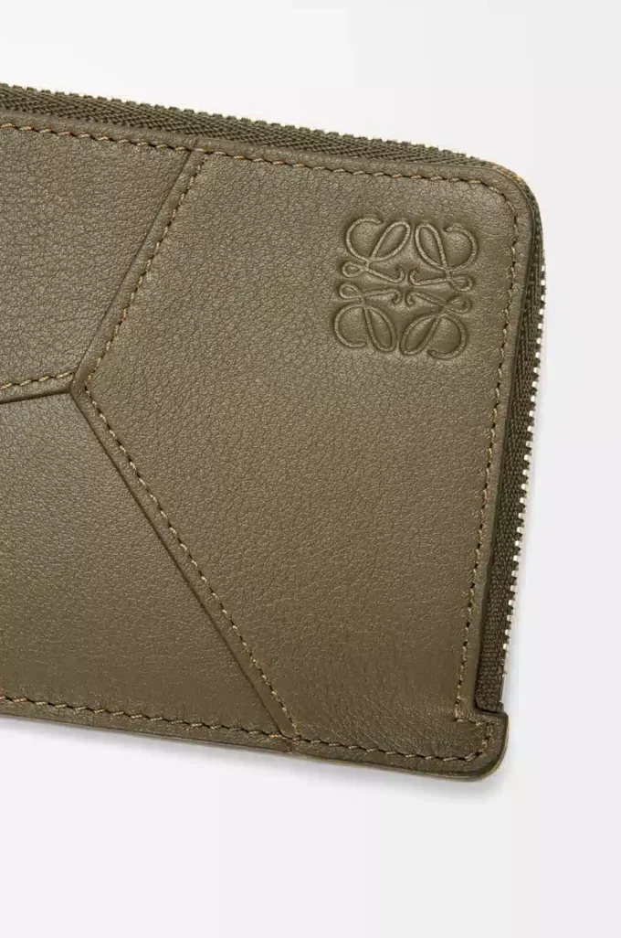 Puzzle lång kortplånbok i klassiskt kalvskinn, mörk khaki Puzzle lång kortplånbok i klassiskt kalvskinn, mörk khaki
