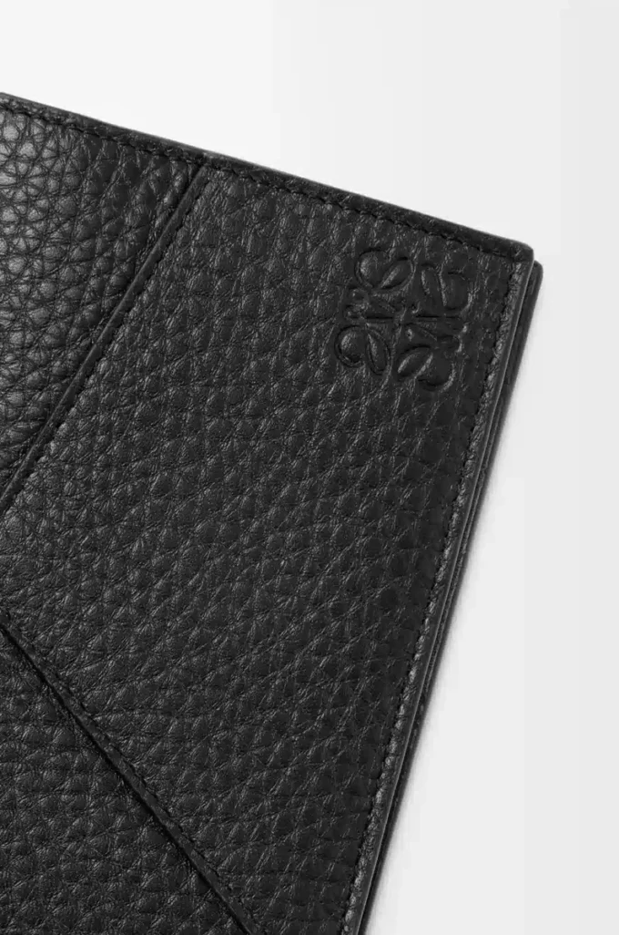 Puzzle passfodral i mjukt kornat kalvskinn Svart