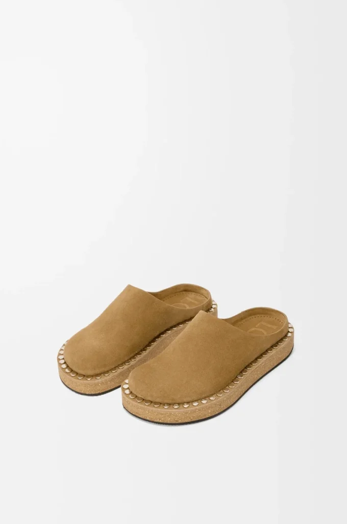 Rivet-mule i kalvskinnsmocka Medium Tabacco Rivet-mule i kalvskinnsmocka Medium Tabacco
