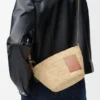 Slit pochette-väska i raffia och kalvskinn Natur/Tan Slit pochette-väska i raffia och kalvskinn Natur/Tan