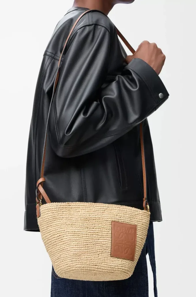 Slit pochette-väska i raffia och kalvskinn Natur/Tan Slit pochette-väska i raffia och kalvskinn Natur/Tan