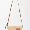 Slit pochette-väska i raffia och kalvskinn Natur/Tan Slit pochette-väska i raffia och kalvskinn Natur/Tan