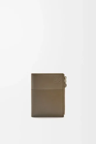 Smal kompakt plånbok i glänsande kalvskinn    Mörk khakigrön/khakigrön