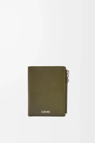Smal kompakt plånbok i texturerat klassiskt kalvskinn i färgen Dark Khaki