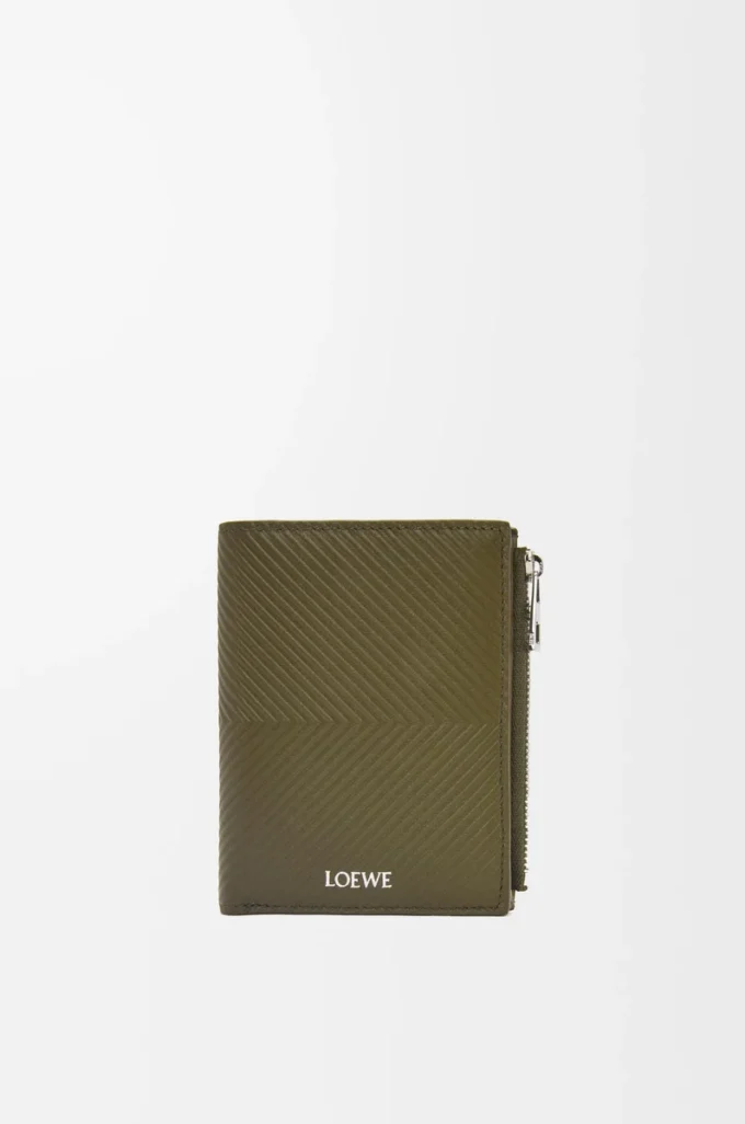 Smal kompakt plånbok i texturerat klassiskt kalvskinn i färgen Dark Khaki Smal kompakt plånbok i texturerat klassiskt kalvskinn i färgen Dark Khaki