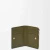 Smal kompakt plånbok i texturerat klassiskt kalvskinn i färgen Dark Khaki Smal kompakt plånbok i texturerat klassiskt kalvskinn i färgen Dark Khaki