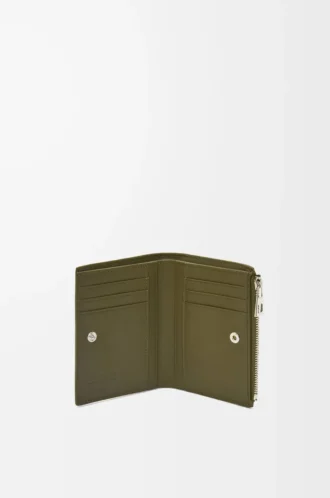Smal kompakt plånbok i texturerat klassiskt kalvskinn i färgen Dark Khaki