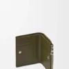 Smal kompakt plånbok i texturerat klassiskt kalvskinn i färgen Dark Khaki Smal kompakt plånbok i texturerat klassiskt kalvskinn i färgen Dark Khaki