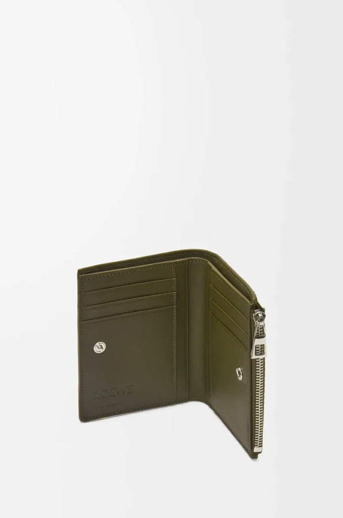 Smal kompakt plånbok i texturerat klassiskt kalvskinn i färgen Dark Khaki Smal kompakt plånbok i texturerat klassiskt kalvskinn i färgen Dark Khaki