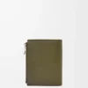 Smal kompakt plånbok i texturerat klassiskt kalvskinn i färgen Dark Khaki Smal kompakt plånbok i texturerat klassiskt kalvskinn i färgen Dark Khaki