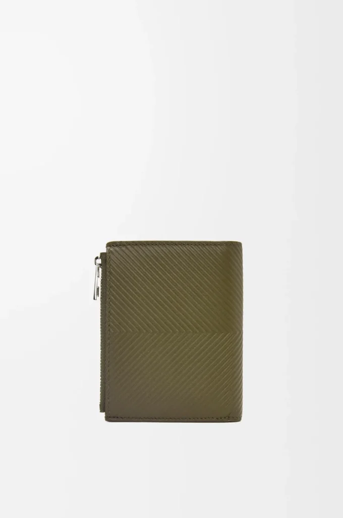 Smal kompakt plånbok i texturerat klassiskt kalvskinn i färgen Dark Khaki Smal kompakt plånbok i texturerat klassiskt kalvskinn i färgen Dark Khaki