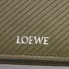 Smal kompakt plånbok i texturerat klassiskt kalvskinn i färgen Dark Khaki Smal kompakt plånbok i texturerat klassiskt kalvskinn i färgen Dark Khaki