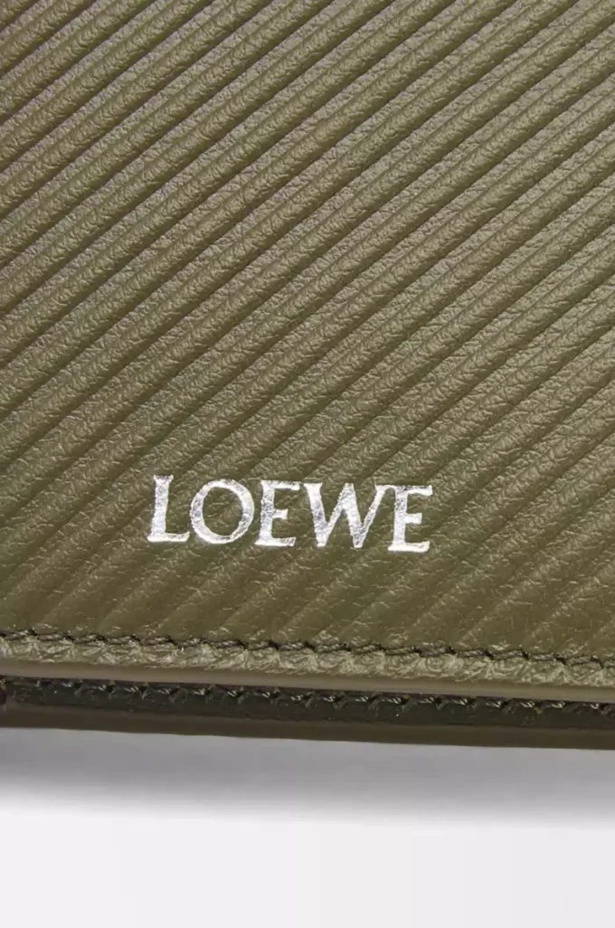 Smal kompakt plånbok i texturerat klassiskt kalvskinn i färgen Dark Khaki Smal kompakt plånbok i texturerat klassiskt kalvskinn i färgen Dark Khaki
