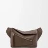 Small Puzzle bumbag i kornat kalvskinn Dark Cigar