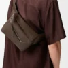 Small Puzzle bumbag i kornat kalvskinn Dark Cigar