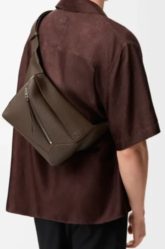 Small Puzzle bumbag i kornat kalvskinn Dark Cigar