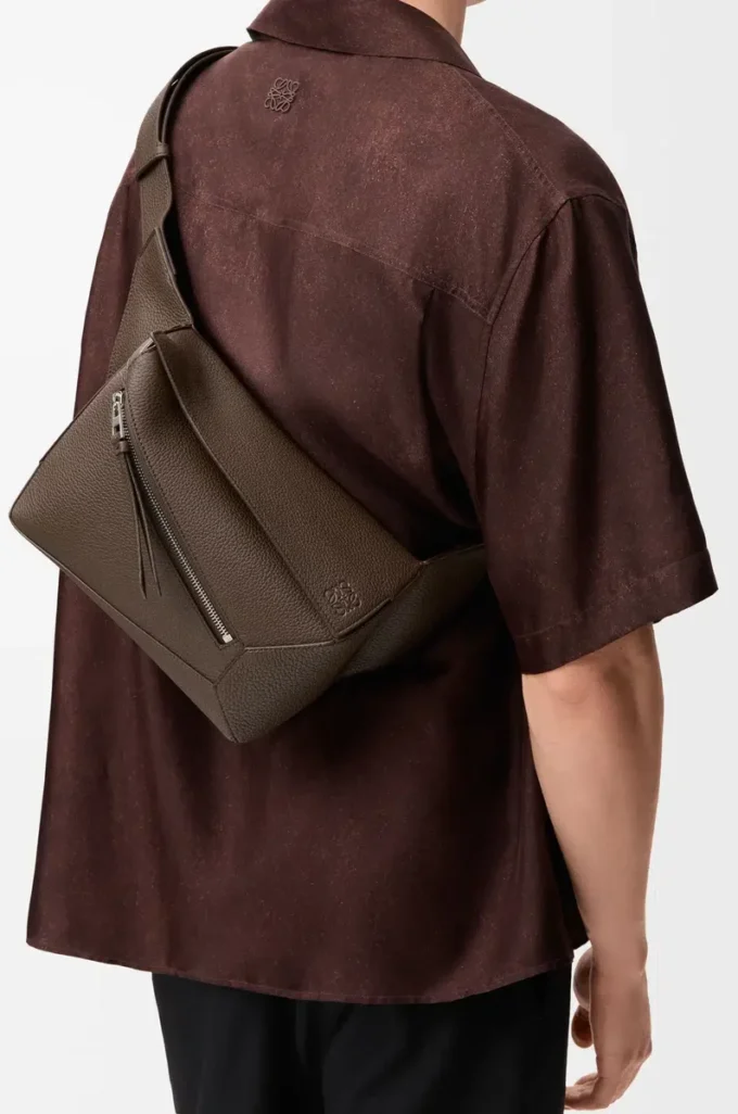 Small Puzzle bumbag i kornat kalvskinn Dark Cigar