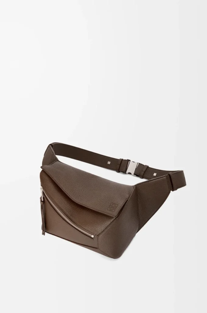 Small Puzzle bumbag i kornat kalvskinn Dark Cigar