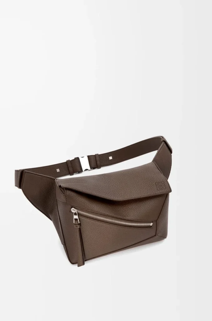 Small Puzzle bumbag i kornat kalvskinn Dark Cigar