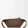 Small Puzzle bumbag i kornat kalvskinn Dark Cigar