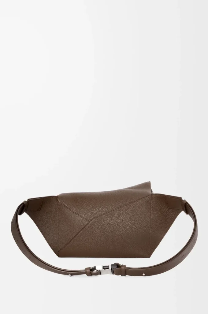 Small Puzzle bumbag i kornat kalvskinn Dark Cigar
