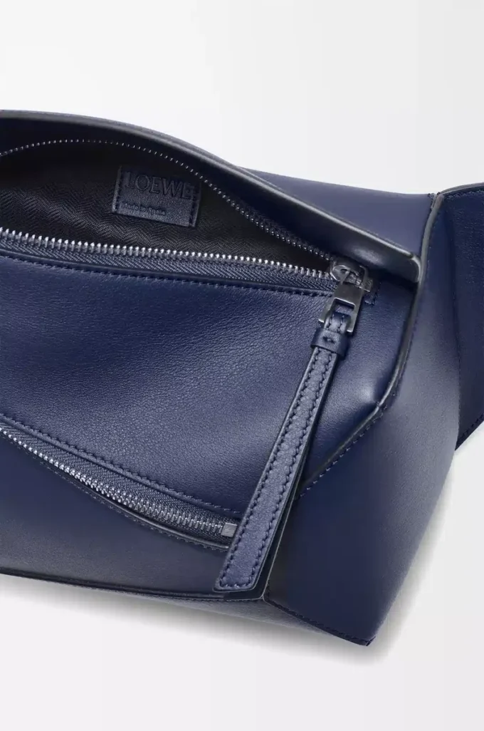 Small Puzzle Edge bumbag i klassiskt kalvskinn Abyss Blue