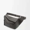 Small Puzzle Edge bumbag i klassiskt kalvskinn Dark Grey