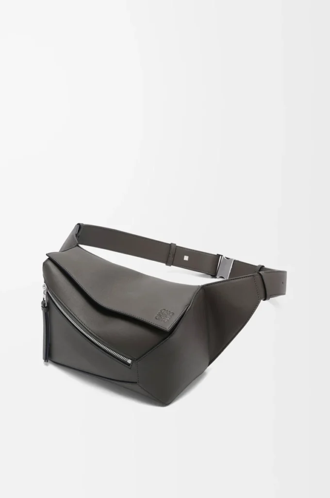 Small Puzzle Edge bumbag i klassiskt kalvskinn Dark Grey