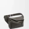 Small Puzzle Edge bumbag i klassiskt kalvskinn Dark Grey