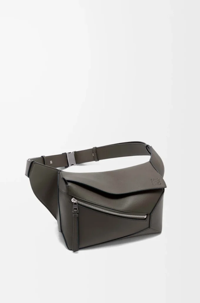 Small Puzzle Edge bumbag i klassiskt kalvskinn Dark Grey