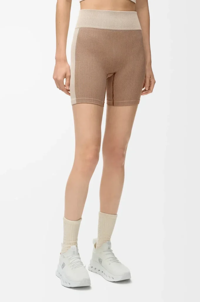 Sömlösa shorts i teknisk jersey. Elfenben Sömlösa shorts i teknisk jersey. Elfenben