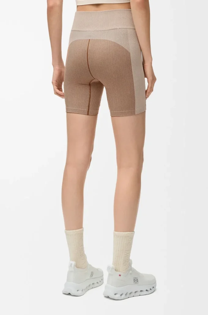 Sömlösa shorts i teknisk jersey. Elfenben Sömlösa shorts i teknisk jersey. Elfenben