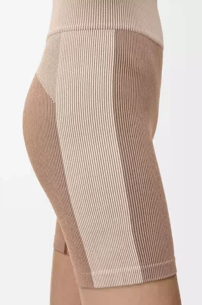 Sömlösa shorts i teknisk jersey. Elfenben Sömlösa shorts i teknisk jersey. Elfenben