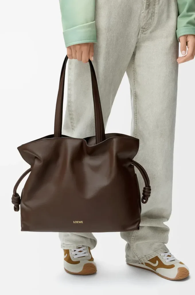 Stor Flamenco-clutch i nappa kalvskinn Chocolate Stor Flamenco-clutch i nappa kalvskinn Chocolate