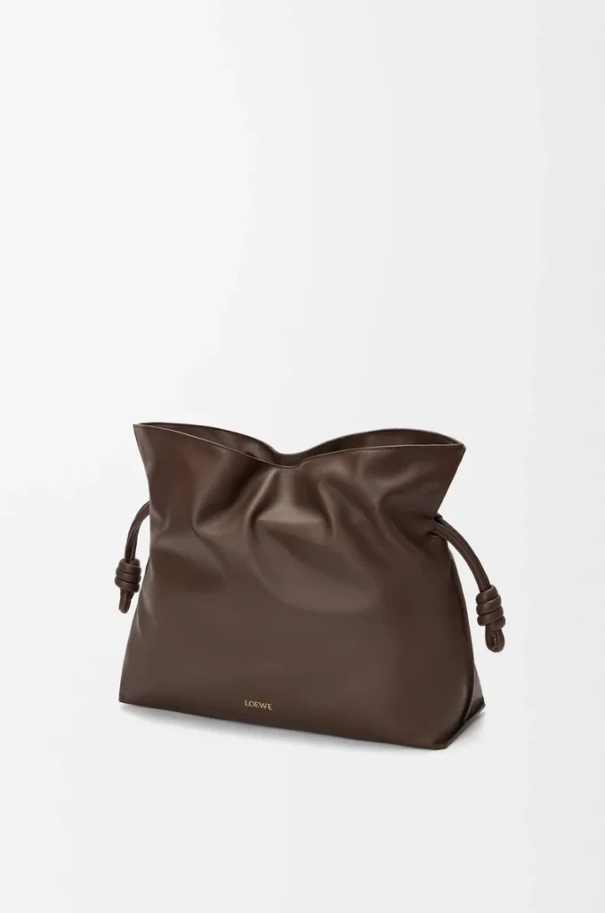 Stor Flamenco-clutch i nappa kalvskinn Chocolate Stor Flamenco-clutch i nappa kalvskinn Chocolate