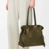 Stor Flamenco-clutch i nappa kalvskinn Dark Khaki Stor Flamenco-clutch i nappa kalvskinn Dark Khaki