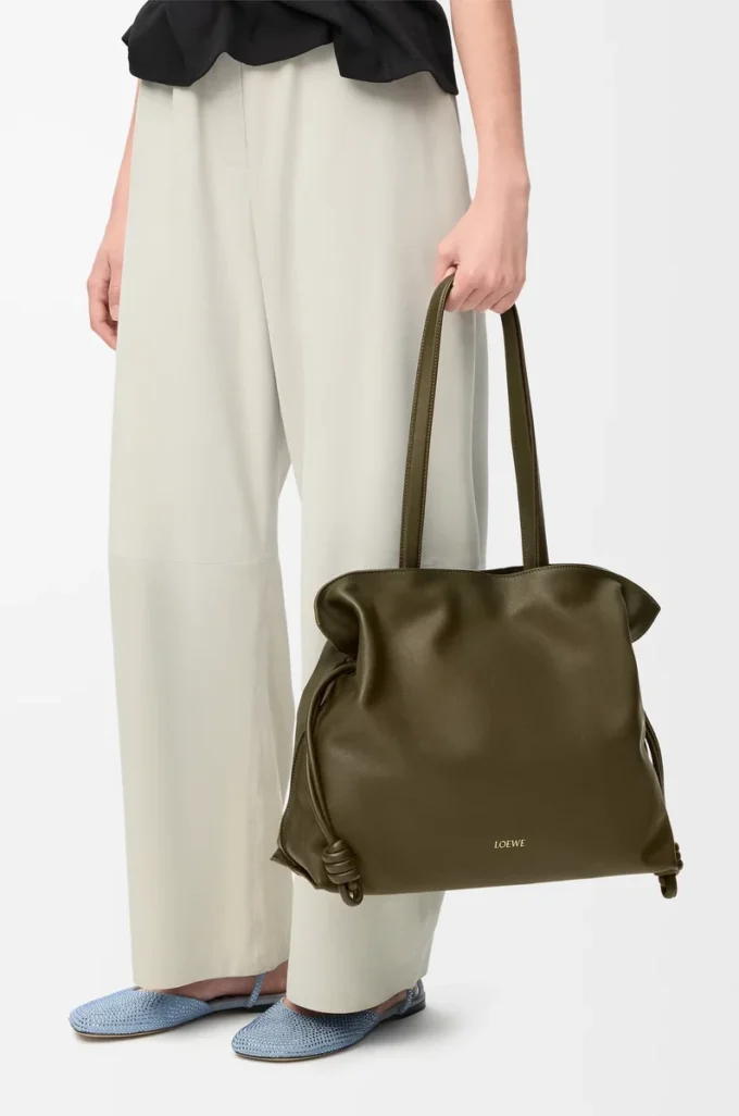 Stor Flamenco-clutch i nappa kalvskinn Dark Khaki Stor Flamenco-clutch i nappa kalvskinn Dark Khaki