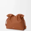 Stor Flamenco-clutch i nappa kalvskinn Ekorre Stor Flamenco-clutch i nappa kalvskinn Ekorre
