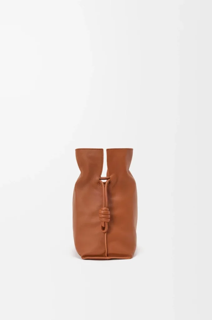 Stor Flamenco-clutch i nappa kalvskinn Ekorre Stor Flamenco-clutch i nappa kalvskinn Ekorre