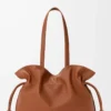 Stor Flamenco-clutch i nappa kalvskinn Ekorre Stor Flamenco-clutch i nappa kalvskinn Ekorre
