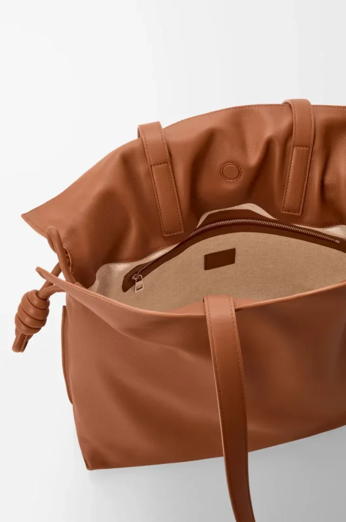 Stor Flamenco-clutch i nappa kalvskinn Ekorre Stor Flamenco-clutch i nappa kalvskinn Ekorre