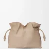 Stor Flamenco-clutch i nappa kalvskinn Sand Stor Flamenco-clutch i nappa kalvskinn Sand
