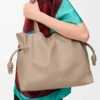 Stor Flamenco-clutch i nappa kalvskinn Sand Stor Flamenco-clutch i nappa kalvskinn Sand