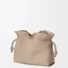 Stor Flamenco-clutch i nappa kalvskinn Sand Stor Flamenco-clutch i nappa kalvskinn Sand