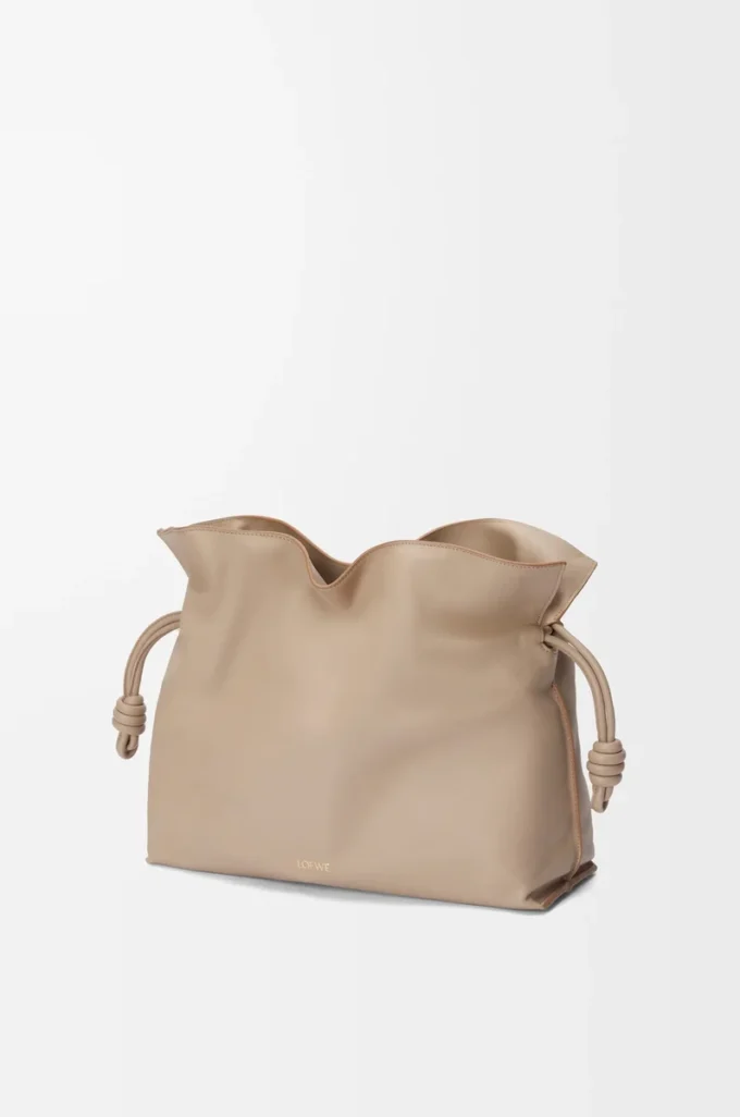 Stor Flamenco-clutch i nappa kalvskinn Sand Stor Flamenco-clutch i nappa kalvskinn Sand