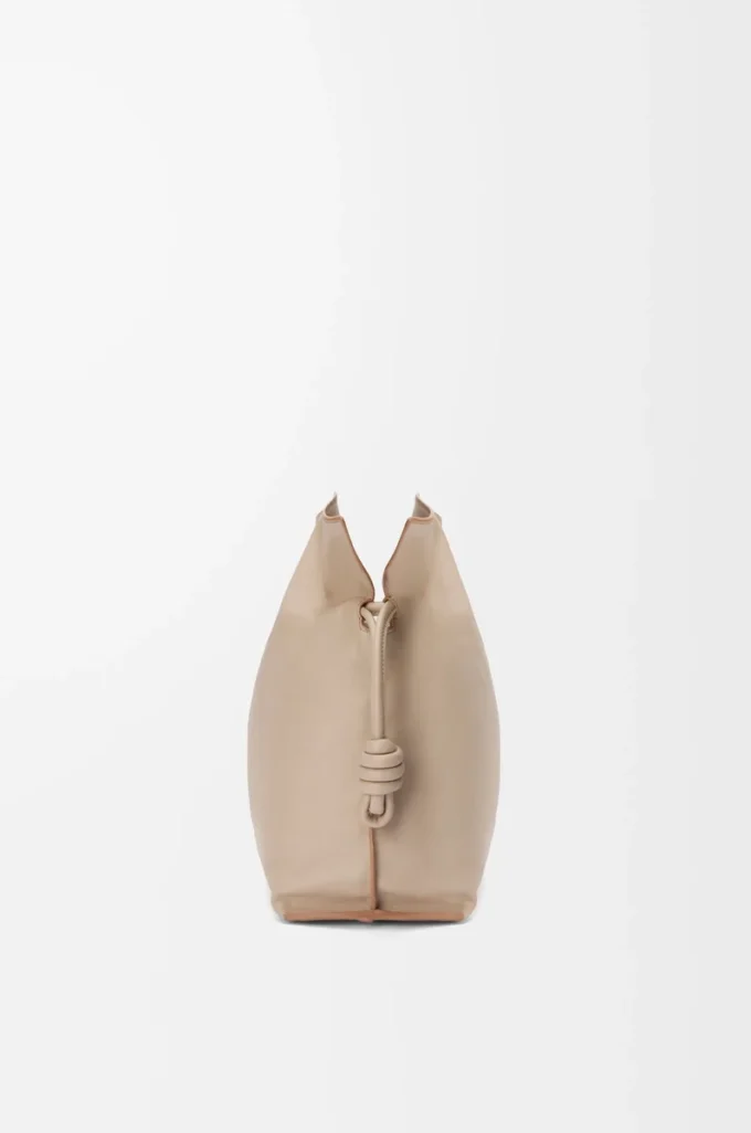 Stor Flamenco-clutch i nappa kalvskinn Sand Stor Flamenco-clutch i nappa kalvskinn Sand
